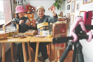  ?? The China Daily/ann Photo ?? SWEET: Liu Tiantian (right) promotes her bakery products during a livestream session at her shop in Jinpoluo village in Beijing's Miyun district in 2022.