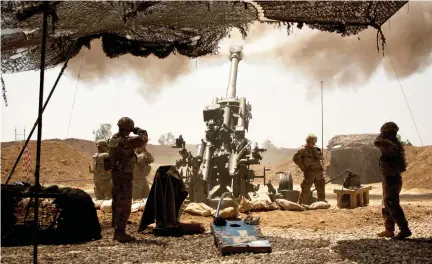  ??  ?? US soldiers from the 82nd Airborne Division fire artillery in support of Iraqi forces fighting Daesh militants from their base east of Mosul, in this April file photo. (AP)