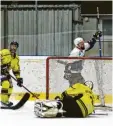  ?? Foto: Andreas Lenuweit ?? Franz Schmidt (weiß-blaues Trikot) und Co. den Derbysieg gegen Türkheim.