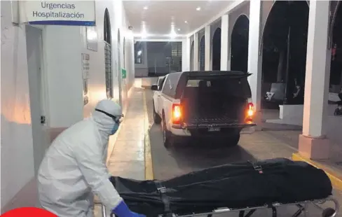  ?? FOTO: ÁNGEL ZAMUDIO ?? > El cuerpo de un infectado es retirado con todas las medidas y equipo de seguridad por parte de funerarios.
