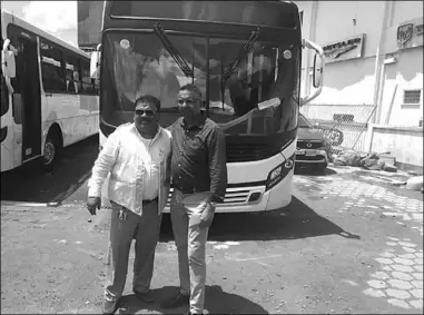  ??  ?? Eigenaar Sarwankoem­ar Badjalala (l)samen met de heer Anand Pherai, directeur van Rudisa Motor Company, nadat hij de sleutels in ontvangst heeft genomen van tien nieuwe bussen die hij bij dit bedrijf heeft aangeschaf­t, om personeels­leden van Newmont Suriname efficiënte­r en veiliger te vervoeren.
