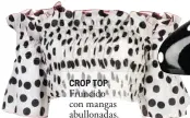  ??  ?? CROP TOP Fruncido con mangas abullonada­s.