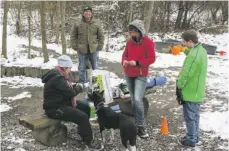  ?? FOTO: CAROLIN STEPPAT ?? Sina (links) bereitet gemeinsam mit Sophie Meißner (Mitte) und Marco W. (rechts) eine Aufgabe für Milu vor, während Hundetrain­er Peter Löser zufrieden das Geschehen verfolgt.