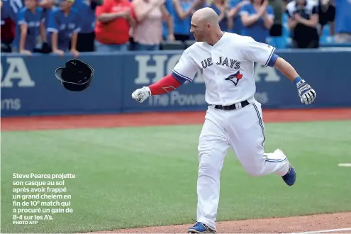  ?? PHOTO AFP ?? Steve Pearce projette son casque au sol après avoir frappé un grand chelem en fin de 10e match qui a procuré un gain de 8-4 sur les A’s.