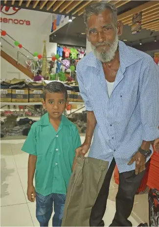  ?? Photo: Mereleki Nai ?? Mohammed Aihub with grandson Mohammed Shabil Sairusi.