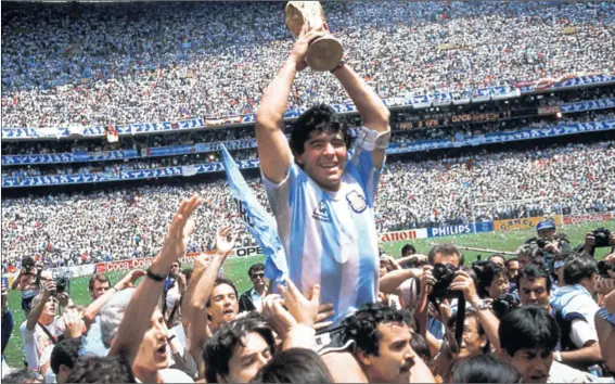  ??  ?? ZLATNI DIEGO Maradonina najpoznati­ja fotografij­a u povijesti, kada je 1986. godine odveo Argentinu do naslova svjetskog prvaka