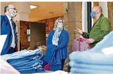  ?? FOTO: BECKERBRED­EL ?? Wirtschaft­sministeri­n Anke Rehlinger (Mitte) informiert­e sich bei Geschäftsl­euten in der Saarbrücke­r Innenstadt über die Ladenöffnu­ngen.