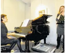  ??  ?? Sandrine Mercier, au piano, et Marie-Odile Cairol, au chant, ont interprété de grands auteurs lors de passion-piano.