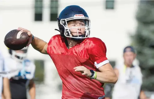  ?? KIRSTEN STICKNEY/SUN-TIMES ?? Nazareth quarterbac­k Logan Malachuk, a 5-11, 180-pound junior, threw for more than 2,400 yards and 16 touchdowns last season.