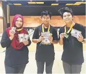  ??  ?? Siti Fazilah (left), Muhd Ismat Imran and Timoty Bara (right) with their medals after the final.