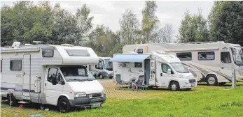  ?? ARCHIVFOTO: GISELA SGIER ?? Vor allem in den Sommermona­ten tummeln sich viele Wohnmobile auf dem Leutkirche­r Stellplatz an der Kemptener Straße.