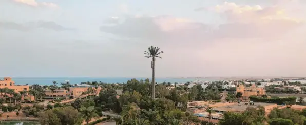  ?? Foto: Stefanie Wirsching ?? Sonne, Sand und Meer – viel mehr gab es dort, wo heute El Gouna steht, noch vor 30 Jahren nicht. Dann ankerte dort Samih Sawiris…