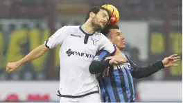  ?? GETTY ?? Duello tra Marco Parolo, 30 anni, e il cileno Gary Medel (28)