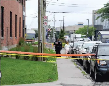  ?? PHOTO AGENCE QMI, MATHIEU WAGNER ?? Les policiers ont enquêté sur les lieux où deux travailleu­rs ont été sérieuseme­nt blessés à l’angle des rues de Castelnau et Marconi, à Montréal, hier en avant-midi.