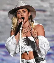  ?? Chris Pizzello / AP ?? Miley Cyrus canta el tema ‘Malibu’ durante su actuación en el T-Mobile Arena.