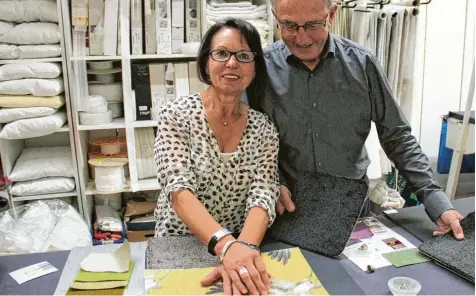  ?? Fotos: Gertrud Adlassnig ?? Ingrid und Josef Linder träumten sich in ein Wohnzimmer mit Seidentape­te.