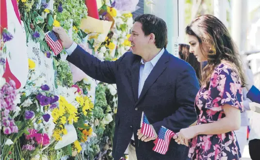  ?? ap / lynne sladky ?? El gobernador de Florida, Ron DeSantis, y su esposa Casey visitaron ayer un memorial improvisad­o cerca del edificio derrumbado.