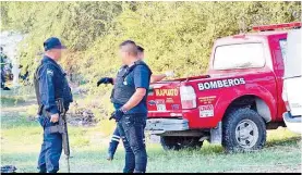  ??  ?? Bomberos y peritos acudieron para retirar los restos.