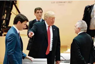  ?? Ludovic Marin/AFP ?? Trump conversa com o premiê canadense, Justin Trudeau (esq.), e Temer na cúpula do G20