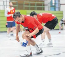  ?? FOTOS: SASCHA RIETHBAUM ?? Unter den Augen von MTG-Cheftraine­r Sebastian Staudacher (links im Hintergrun­d) wird individuel­l mit dem Handball trainiert.