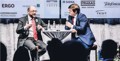  ?? FOTOS: ANDREAS BRETZ ?? Martin Schulz im Gespräch mit Chefredakt­eur Michael Bröcker gestern Abend in Düsseldorf.