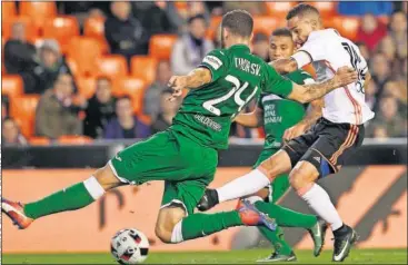  ??  ?? RODRIGO, DOS GOLES. El hispano-brasileño fue el autor de los goles de la victoria del Valencia.