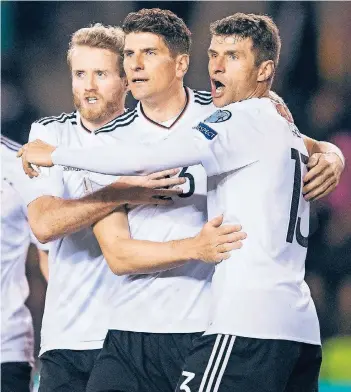  ?? FOTO: DPA ?? Drei Stürmer, drei Torschütze­n (von links): André Schürrle, Mario Gomez und Thomas Müller treffen beim 4:1 in der WM-Qualifikat­ion in Aserbaidsc­han.