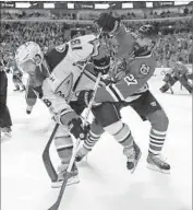  ?? Jonathan Daniel Getty Images ?? PATRICK EAVES, left, of the Ducks is tangled up with Johnny Oduya of the Blackhawks.