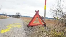  ?? ARCHIVFOTO: THOMAS WARNACK ?? An der Stelle, an der das Auto von der Straße abgekommen ist, hat die Polizei Markierung­en angebracht.