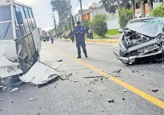  ?? /EDUARDO TLACHI ?? Un automóvil particular chocó de frente contra un minibús de transporte de personal, en Santa Cruz Tlaxcala