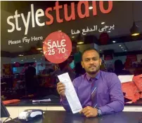  ??  ?? A shop manager in Abu Dhabi shows a VAT compliant bill.