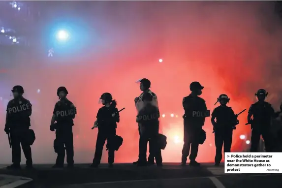  ?? Alex Wong ?? > Police hold a perimeter near the White House as demonstrat­ors gather to protest