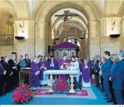  ?? D. S. ?? Monseñor Juan de Río preside un Martes Santo la misa de los Estudiante­s.