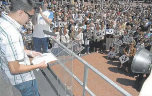  ?? // EFE ?? Rodrigo Barrio durante la lectura, en 2006, de un manifiesto en el que pedía que se esclarecie­sen los hechos