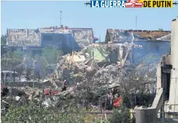  ?? ?? SALDO.
Una mujer camina entre edificios destruidos tras ataques en Odesa.