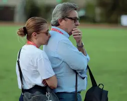  ?? ?? Sul campo Katia e Domenico durante la manifestaz­ione di lunedì sera