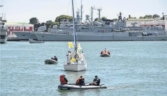  ?? AGENCIA PUNTA ALTA ?? LA PROCESIÓN se llevó adelante por la zona de dársena de la Base Naval Puerto Belgrano, con bendición hacia las embarcacio­nes y personal de la Armada.