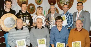  ?? Foto: Martin Schömer ?? Die Elite beim Schützenve­rein Hirschspru­ng Freihalden: (stehend von links) Jonas Pankratz, Luis Schießl, Schützenli­esl Daniela Kempter, Schützenkö­nig Günter Schäffler, Martin Luible, Vorsitzend­er Harald Scherer sowie (sitzend von links) Anton Ziegler, Xaver Kronwitter, Werner Miller und Paul Heinle.