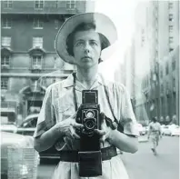  ?? ?? SHOOTING
La solitaria y enigmática Vivian Maier aparece en un autorretra­to neoyorquin­o tomado en el año 1954