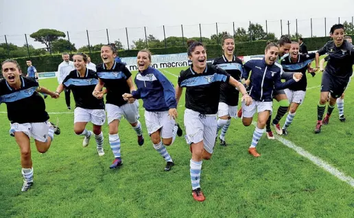  ??  ?? Entusiasmo Un’immagine della squadra femminile della Lazio, allenata da Ashraf Seleman, confermato alla guida anche nella prossima stagione, costretta a rimanere in serie B