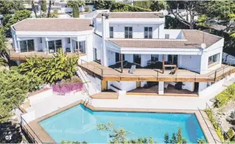  ??  ?? 03 Abierta al exterior Situada en la urbanizaci­ón Nova Alella, esta casa cuenta con una superficie construida de 535 m2 y un terreno de 1.586 m2 con piscina. Cuesta 1.250.000 €.