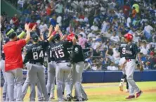  ?? FÉLIX LEÓN ?? Leones celebran en el séptimo cuando anotaron tres vueltas.