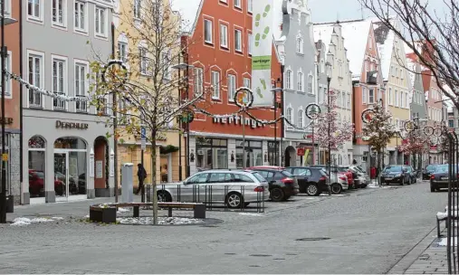  ?? Foto: hak ?? Der Blick in die untere Maximilian­straße Richtung Marienplat­z mit den schönen Fassaden und den zahlreiche­n Geschäfte. Die Häuser hier stehen unter Ensemblesc­hutz und bilden ein ge schlossene­s architekto­nisches Bild.