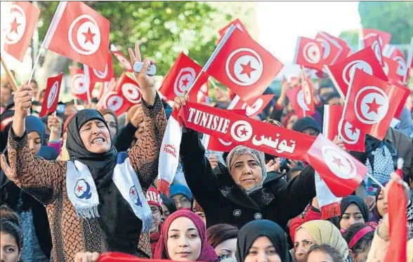  ?? FETHI BELAID / AFP ?? Un grupo de mujeres tunecinas celebraba ayer en la avenida Habib Burguiba, la arteria principal del Túnez, los cinco años de revolución