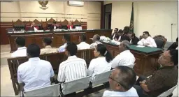  ?? GHOFUR EKA/JAWA POS ?? TERUS BERGULIR: Sebelas saksi yang merupakan ketua Forum Komunikasi Tenaga Lapangan Dikmas (FKTLD) dihadirkan dalam sidang di Pengadilan Tipikor Surabaya di Sidoarjo kemarin.