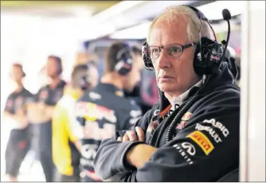  ??  ?? FUTURO. Helmut Marko cree que Vettel o Alonso están delante de Sainz para ir a Mercedes.