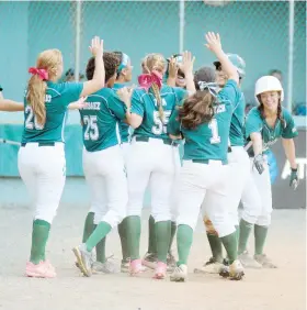  ??  ?? Las Juanas del Colegio de Mayagüez celebran luego de tomar ventaja de 3-2 en el primer partido de la final del sóftbol femenino.