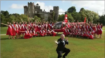  ?? Rose of Tralee TV host Dáithí Ó Sé with the 2017 Roses at Malahide Castle. ??