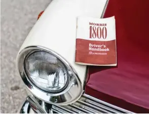  ??  ?? Mecánica compacta. Sorpende el escaso volumen ocupado por el motor y la caja de cambios. Javier Tulla conserva incluso el manual de instruccio­nes original.