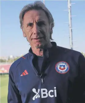  ?? ?? ►
El técnico de la Selección Ricardo Gareca entregó su primera nómina durante una conferenci­a de prensa.